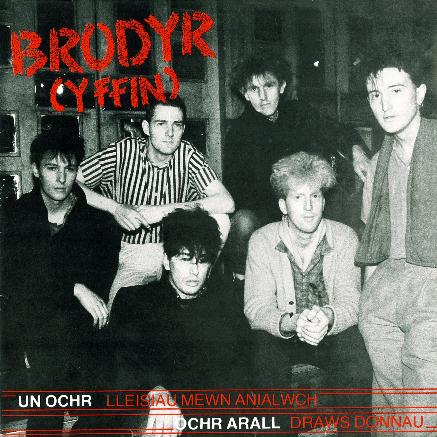 Lleisiau Mewn Anialwch / Draws Donnau